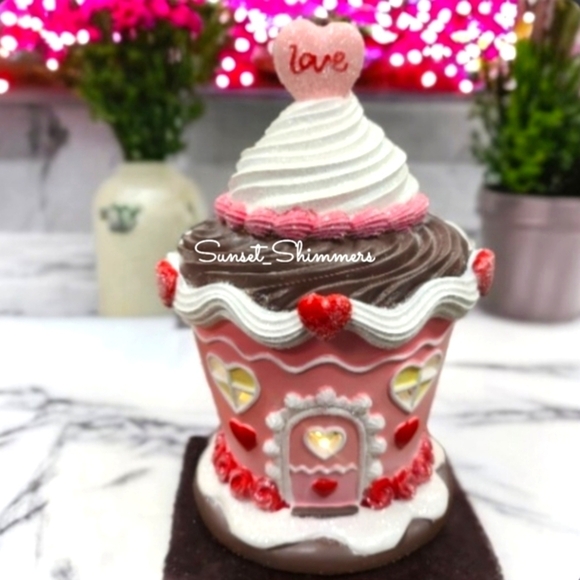 Christmas Pink Light Up Sugared Chocolate CUPCAKE GINGERBREAD House New - Picture 2 of 14
